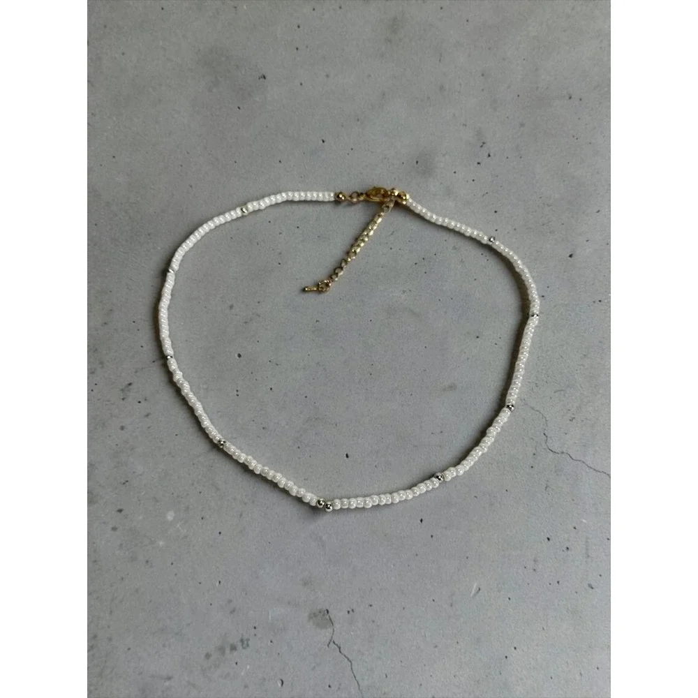 White/Silver Tone Beaded Necklace 18